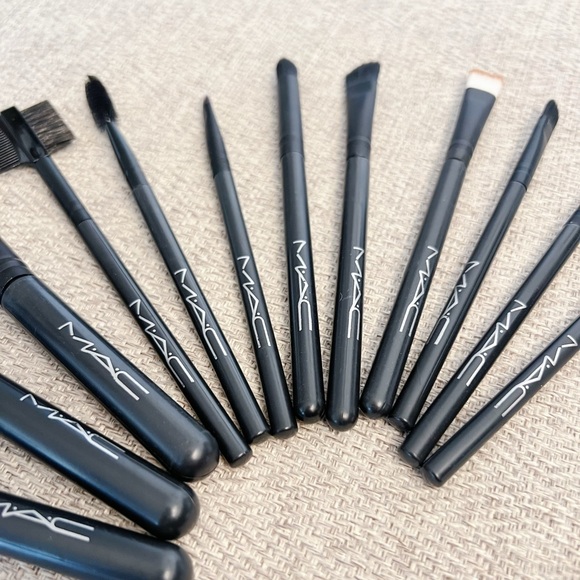 Mac 12-Piece Brush Set - Picture 2 of 5